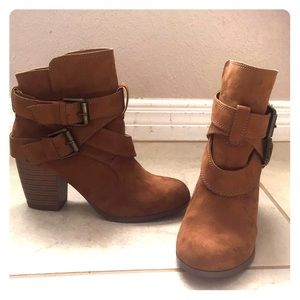 < American Eagle > Brown Suede Ankle Booties
